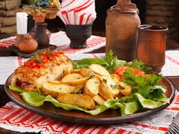 Традиционна българска трапеза с разнообразни свежи зеленчуци, местни продукти и автентични ястия, представящи богатството на балканската кулинарна култура